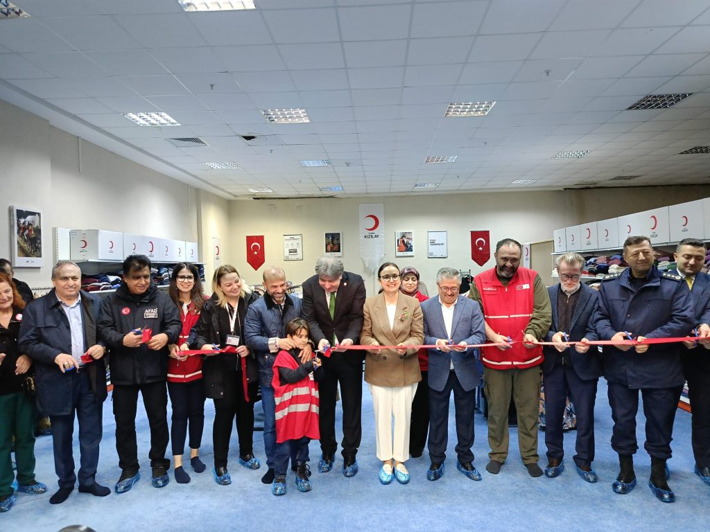 Öğrencilere Destek: Yalova’da Sosyal Butik Açıldı